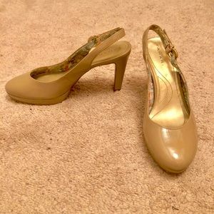 Tahari Slingbacks in Beige Size 6.5